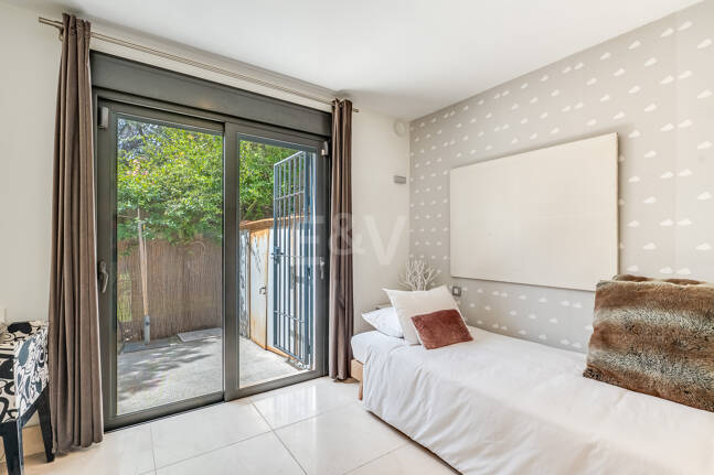 Moderne, ökoeffiziente Villa im andalusischen Stil mit privatem Pool und eingewachsenem Garten