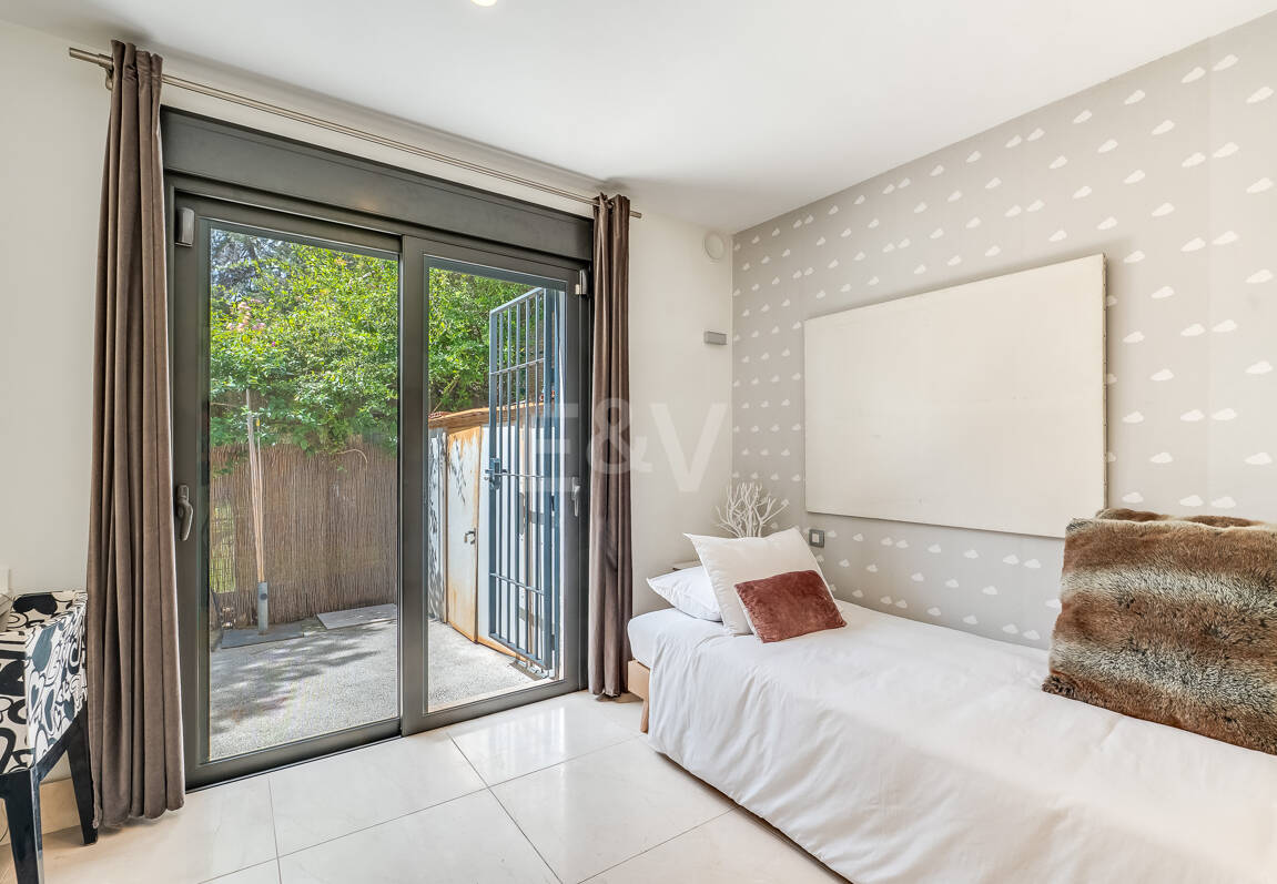 Moderne, ökoeffiziente Villa im andalusischen Stil mit privatem Pool und eingewachsenem Garten