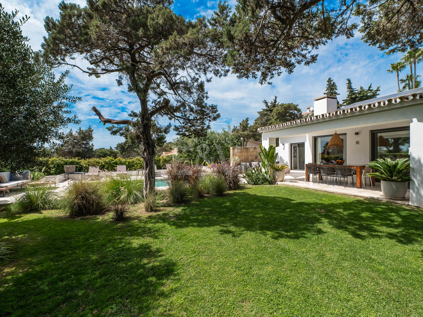 Moderne, ökoeffiziente Villa im andalusischen Stil mit privatem Pool und eingewachsenem Garten