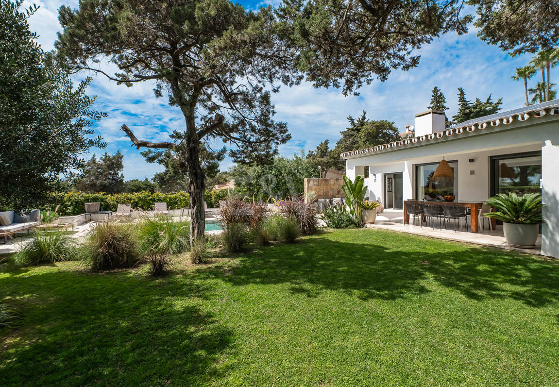 Moderne, ökoeffiziente Villa im andalusischen Stil mit privatem Pool und eingewachsenem Garten