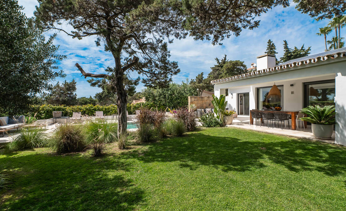 Villa moderna de estilo andaluz ecoeficiente con piscina privada y jardín maduro