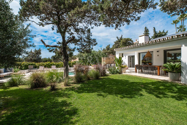 Moderne, ökoeffiziente Villa im andalusischen Stil mit privatem Pool und eingewachsenem Garten