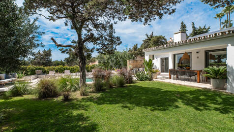 Villa moderne de plage andalouse avec piscine privée, Lush Mature Garden et caractéristiques éco-efficaces