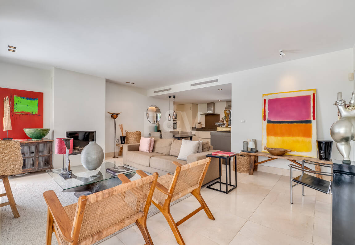 Moderne, ökoeffiziente Villa im andalusischen Stil mit privatem Pool und eingewachsenem Garten