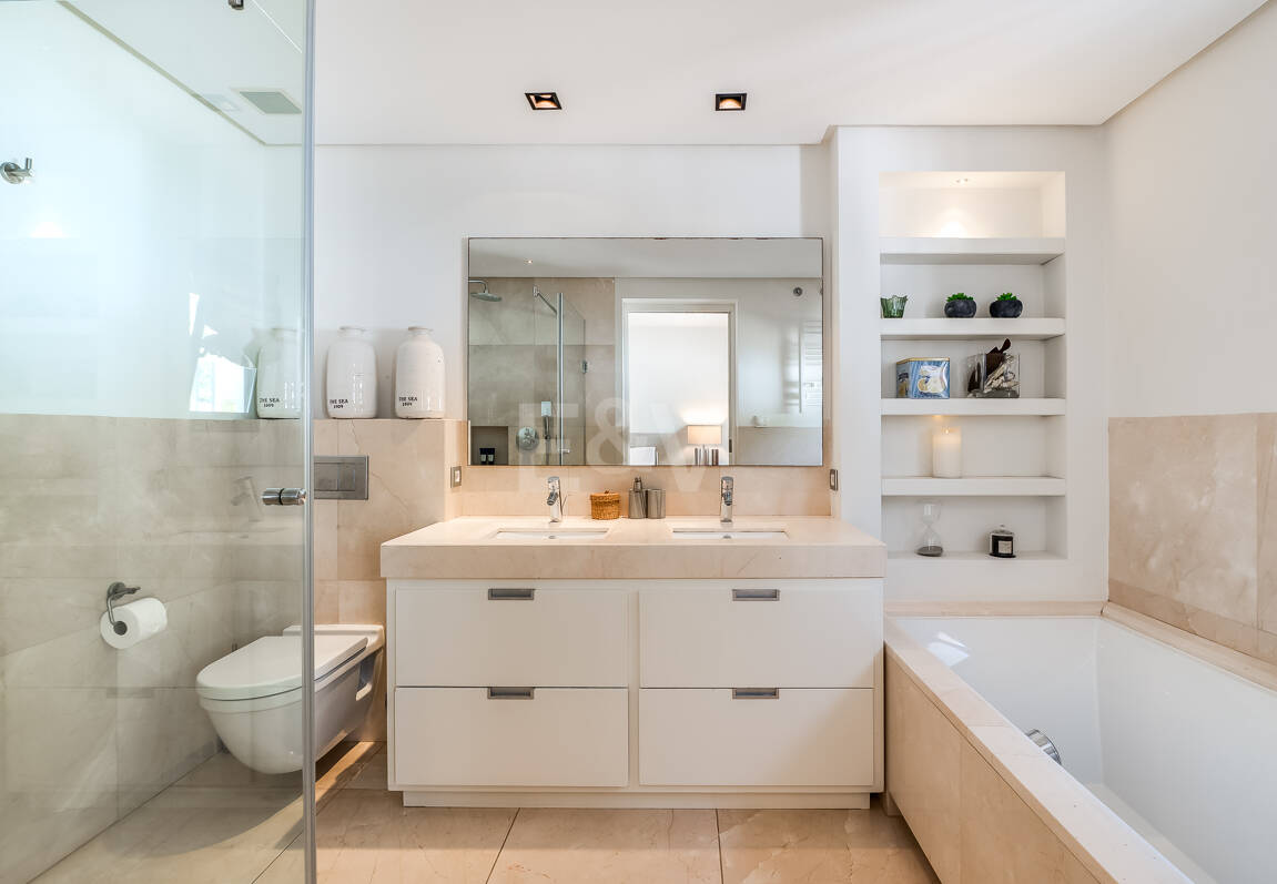 Moderne, ökoeffiziente Villa im andalusischen Stil mit privatem Pool und eingewachsenem Garten