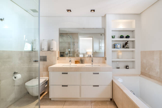 Moderne, ökoeffiziente Villa im andalusischen Stil mit privatem Pool und eingewachsenem Garten