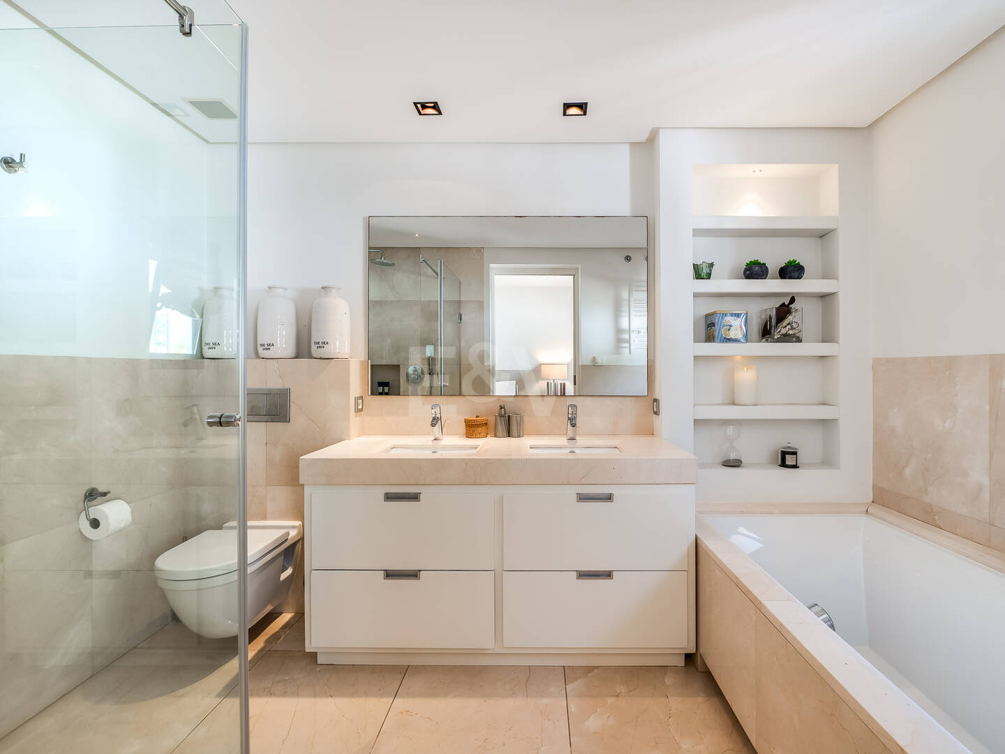 Moderne, ökoeffiziente Villa im andalusischen Stil mit privatem Pool und eingewachsenem Garten