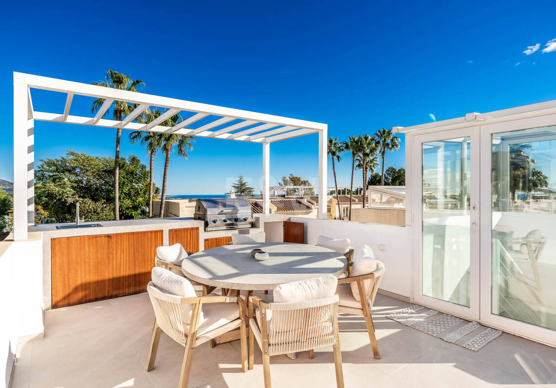 Elegant penthouse duplex med solarium och havsutsikt i gated community