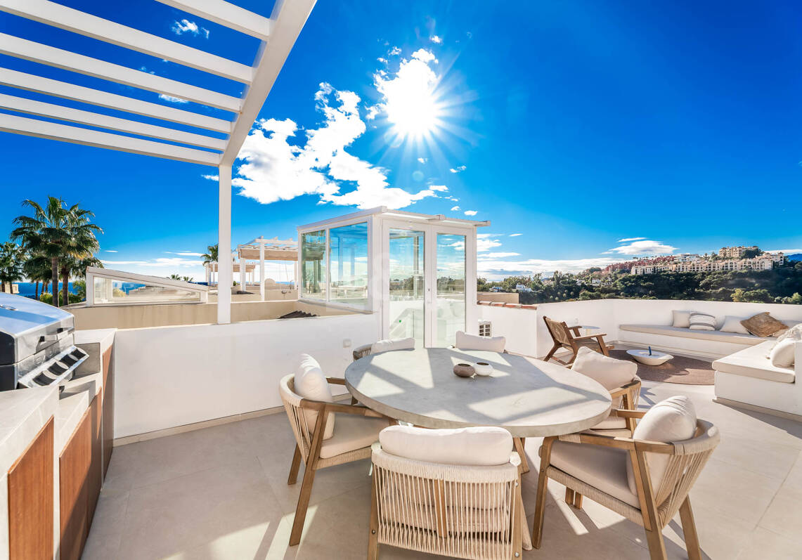 Elegant penthouse duplex med solarium och havsutsikt i gated community