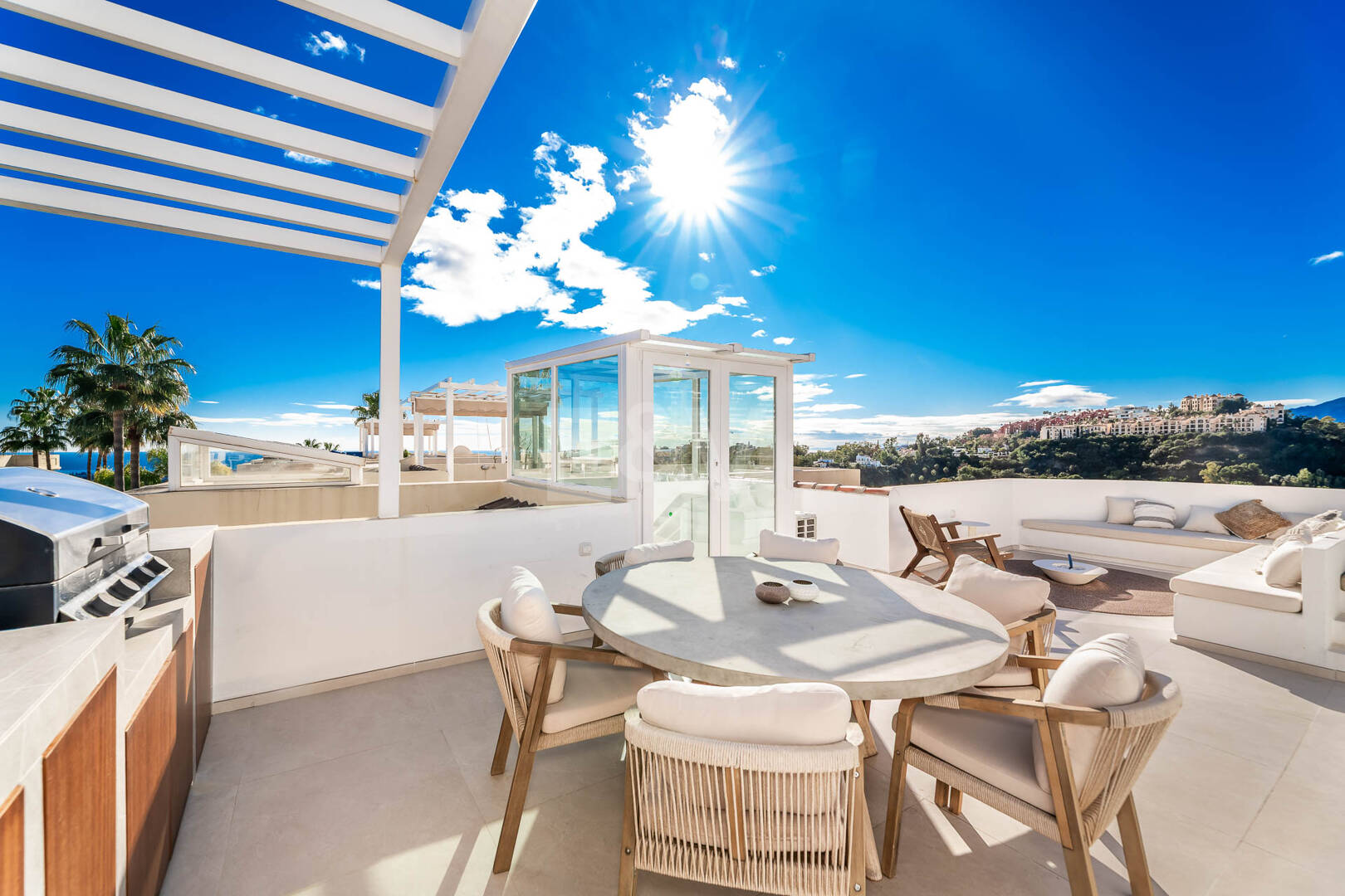 Elegantes Penthouse-Duplex mit Solarium und Panoramablick in einer geschlossenen Wohnanlage