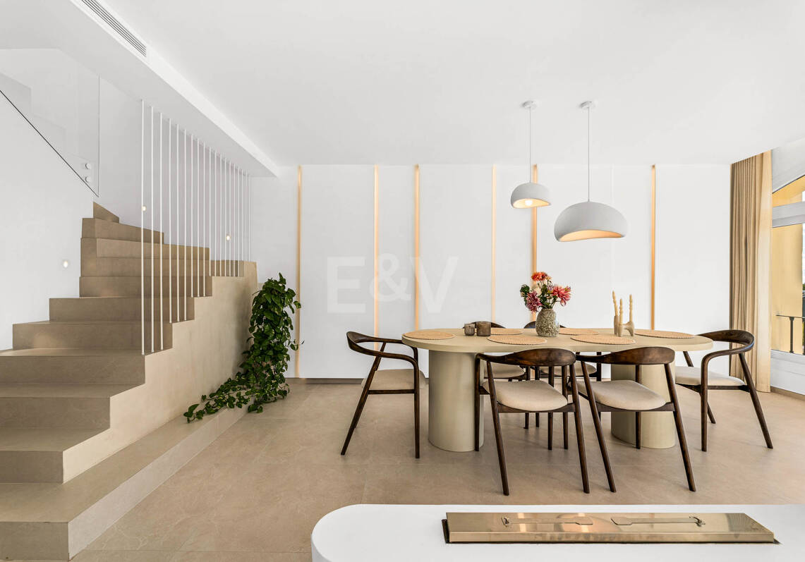 Elegant penthouse duplex med solarium och havsutsikt i gated community