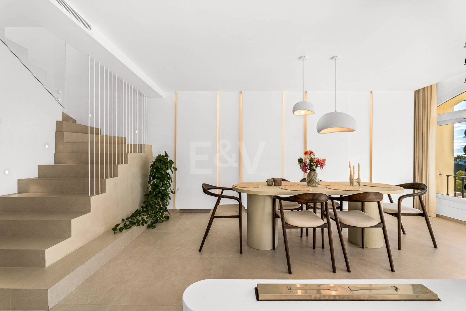 Elegante ático dúplex con solárium y vistas al mar en urbanización cerrada