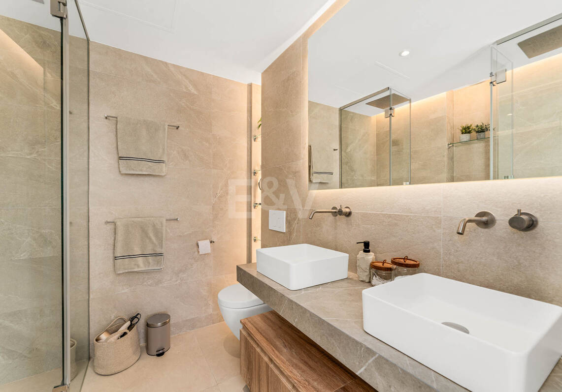 Elegant penthouse duplex med solarium och havsutsikt i gated community