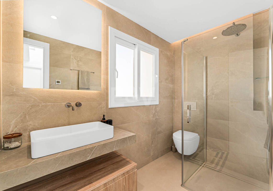 Elegant penthouse duplex med solarium och havsutsikt i gated community