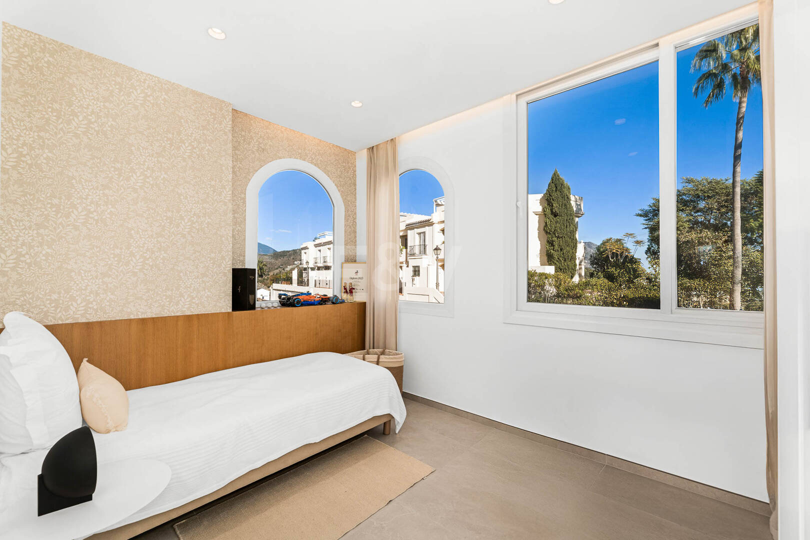 Elegante ático dúplex con solárium y vistas al mar en urbanización cerrada