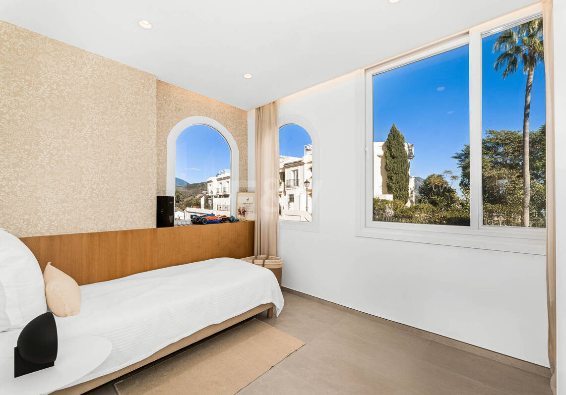 Elegant penthouse duplex med solarium och havsutsikt i gated community