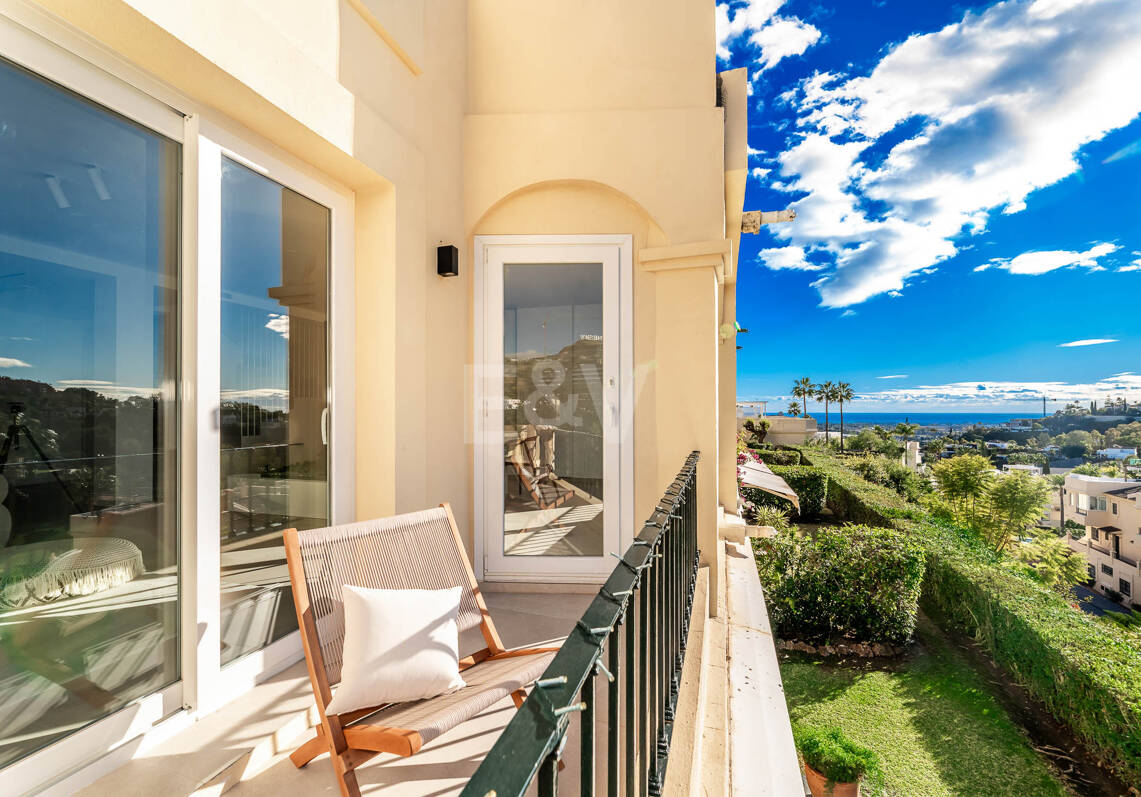 Elegant penthouse duplex med solarium och havsutsikt i gated community