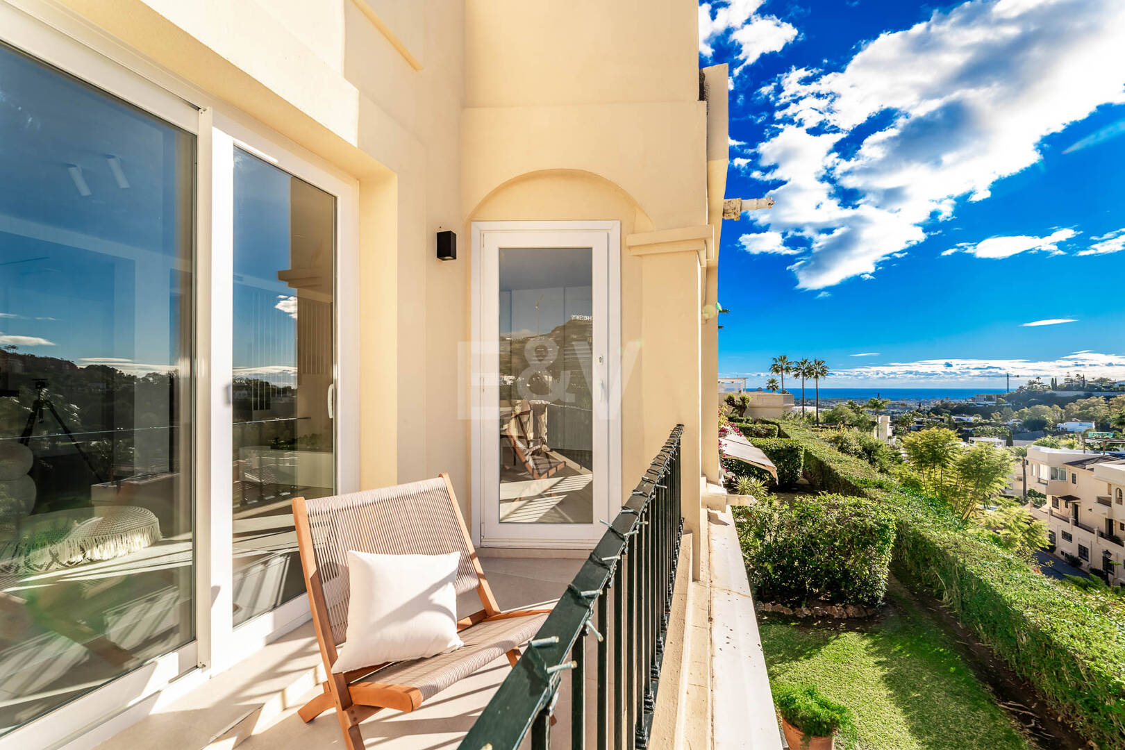 Elegantes Penthouse-Duplex mit Solarium und Panoramablick in einer geschlossenen Wohnanlage
