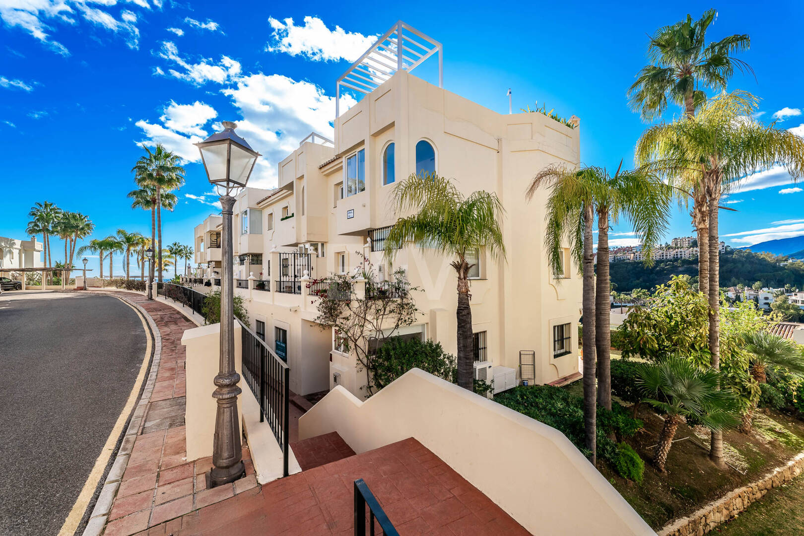 Elegante ático dúplex con solárium y vistas al mar en urbanización cerrada