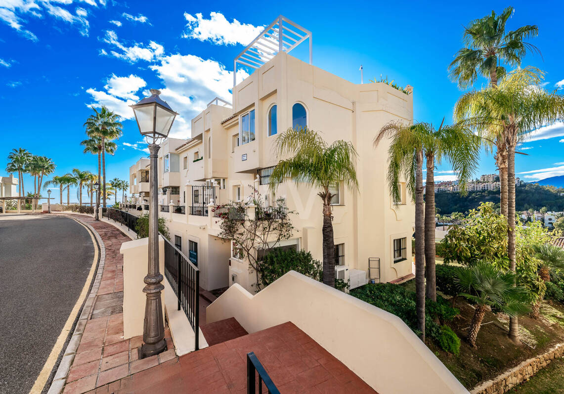 Elegant penthouse duplex med solarium och havsutsikt i gated community