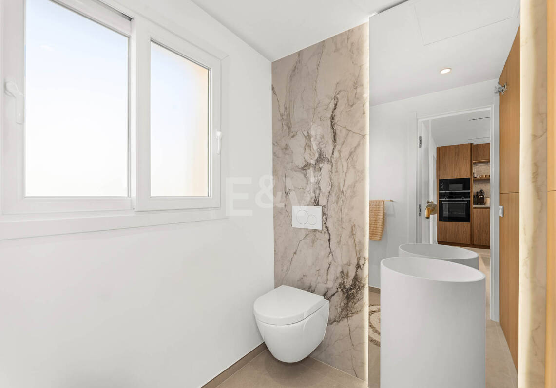 Elegant penthouse duplex med solarium och havsutsikt i gated community