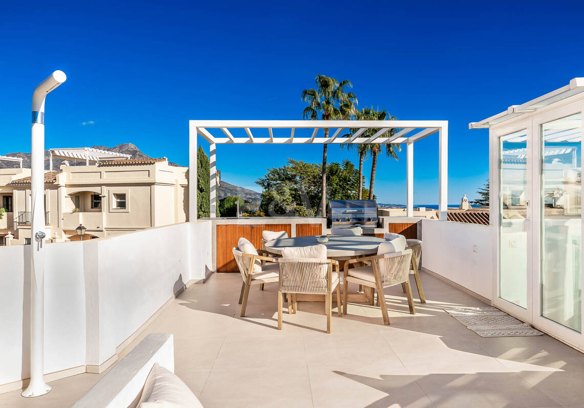Elegant penthouse duplex med solarium och havsutsikt i gated community