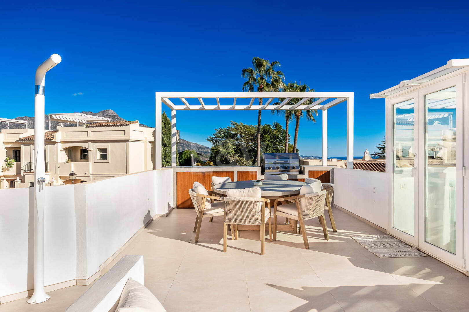 Elegantes Penthouse-Duplex mit Solarium und Panoramablick in einer geschlossenen Wohnanlage