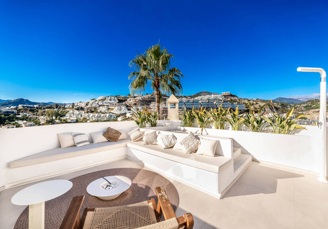 Elegant penthouse duplex med solarium och havsutsikt i gated community