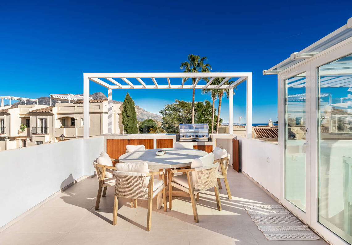 Elegant penthouse duplex med solarium och havsutsikt i gated community