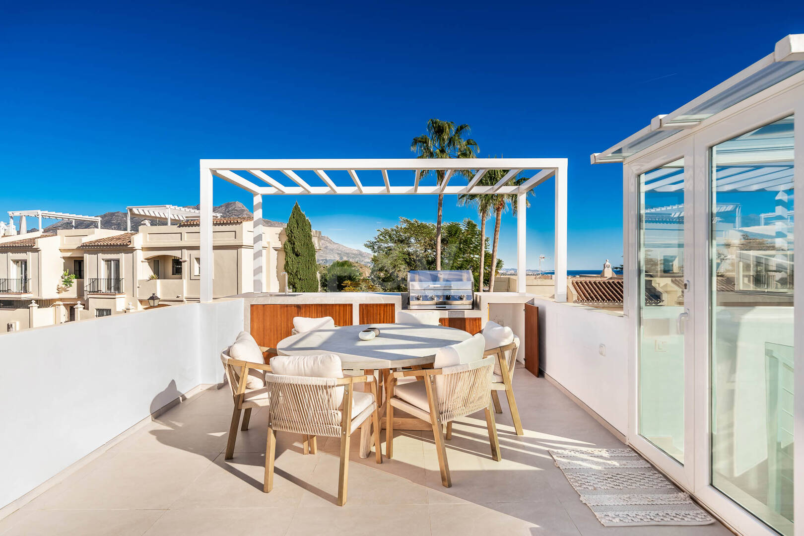 Elegante ático dúplex con solárium y vistas al mar en urbanización cerrada