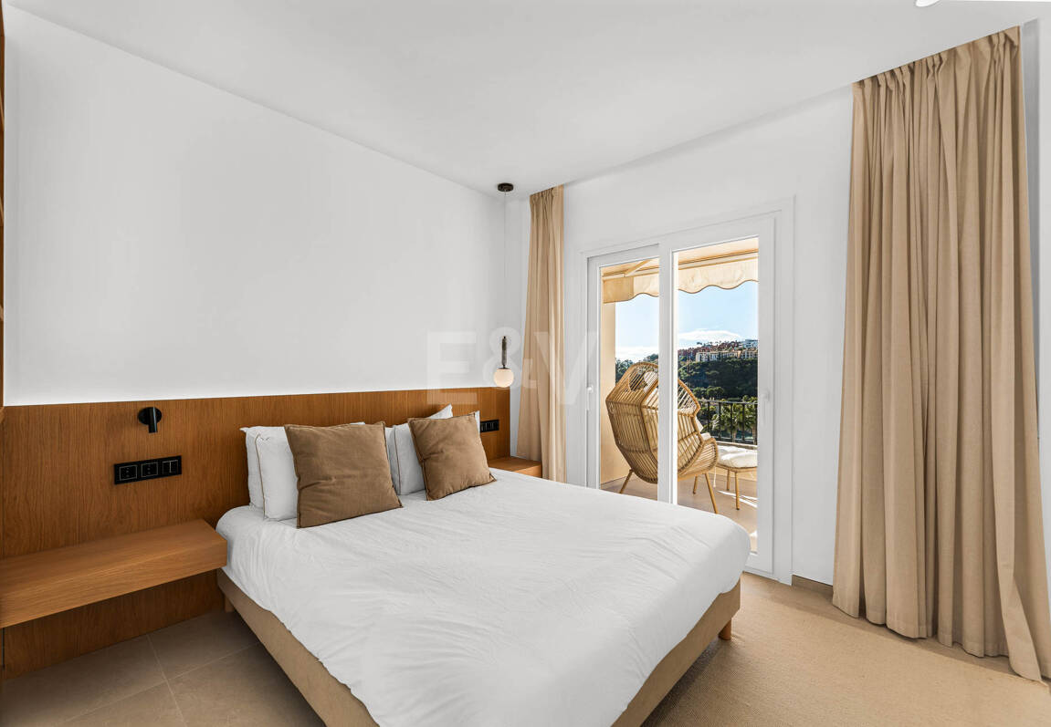 Elegantes Penthouse-Duplex mit Solarium und Panoramablick in einer geschlossenen Wohnanlage