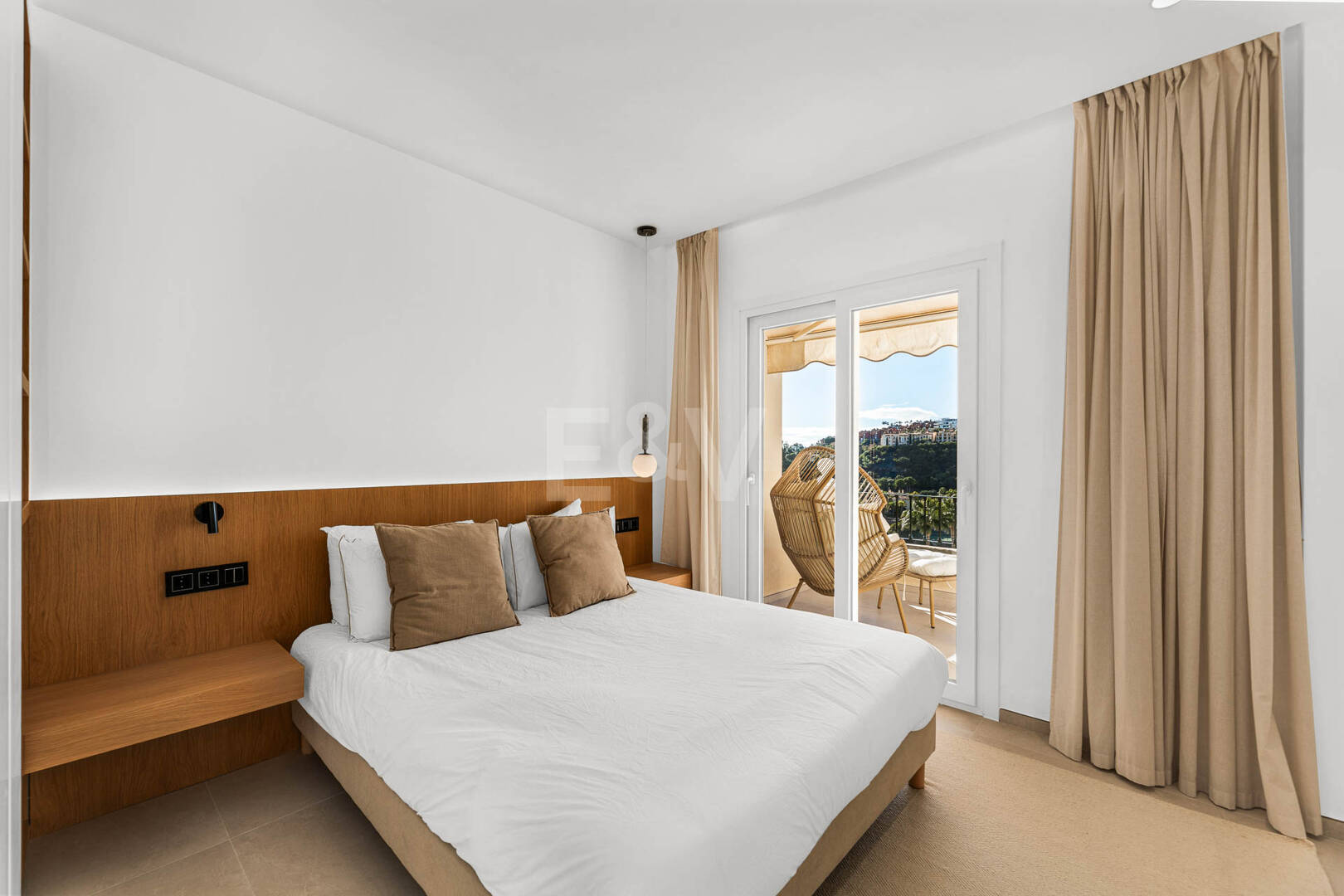 Elegante ático dúplex con solárium y vistas al mar en urbanización cerrada