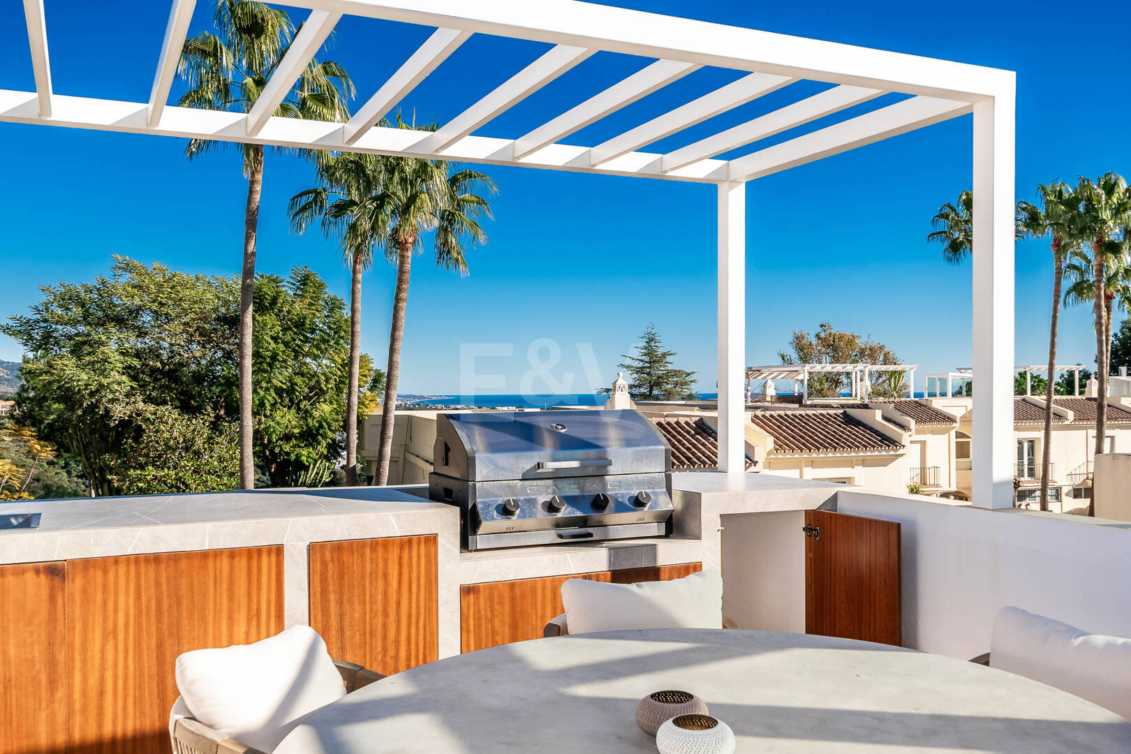 Elegantes Penthouse-Duplex mit Solarium und Panoramablick in einer geschlossenen Wohnanlage