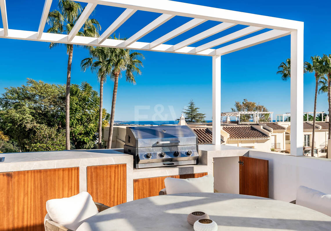 Elegant penthouse duplex med solarium och havsutsikt i gated community
