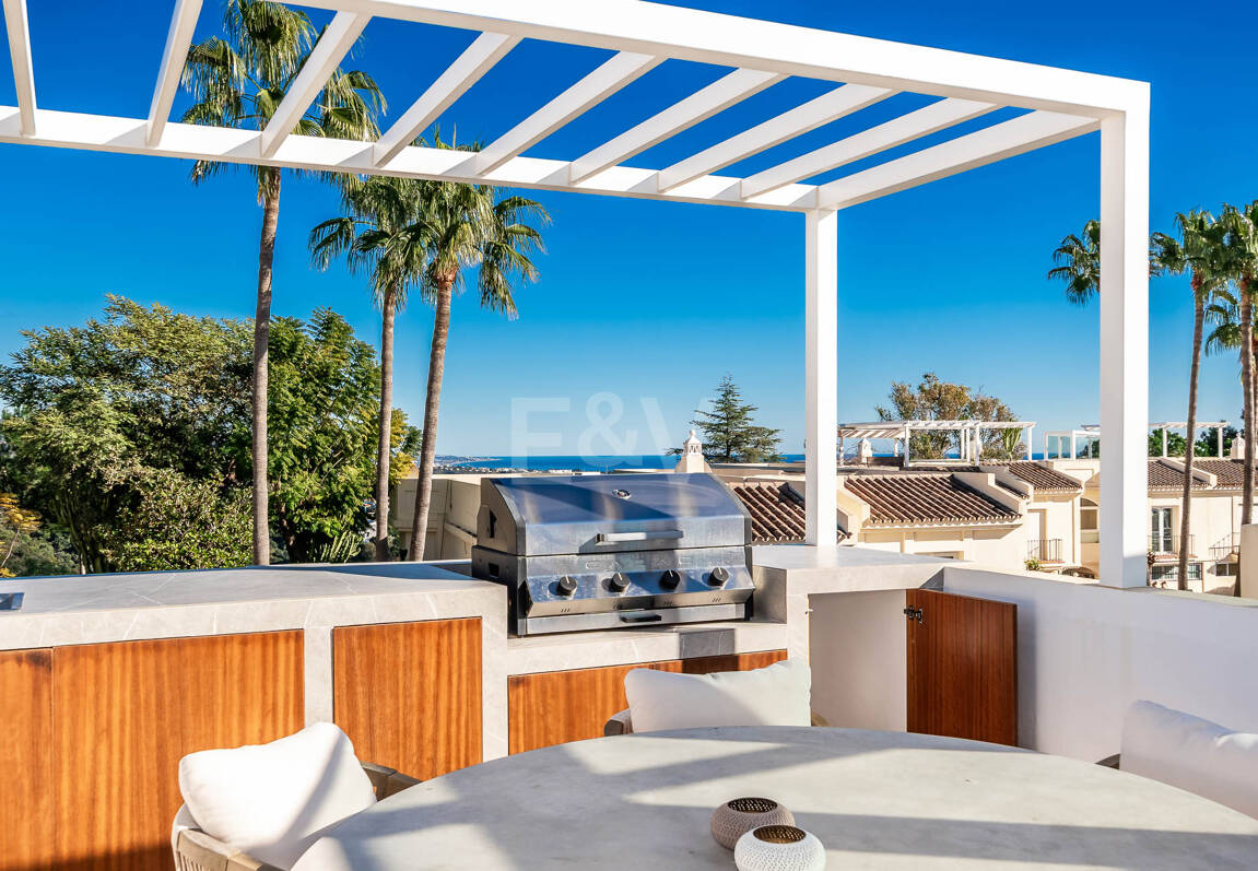 Elegantes Penthouse-Duplex mit Solarium und Panoramablick in einer geschlossenen Wohnanlage