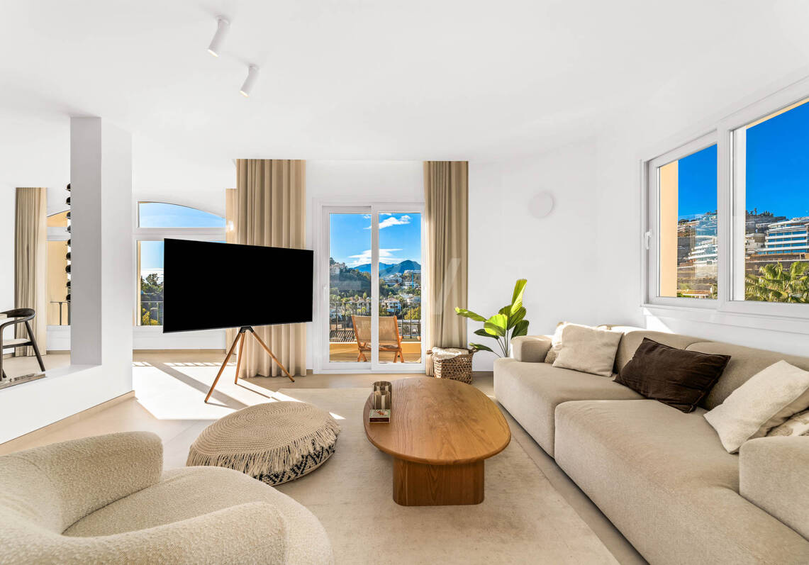 Elegant penthouse duplex med solarium och havsutsikt i gated community