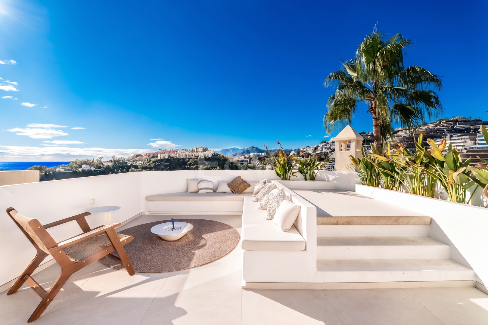 Elegante ático dúplex con solárium y vistas al mar en urbanización cerrada