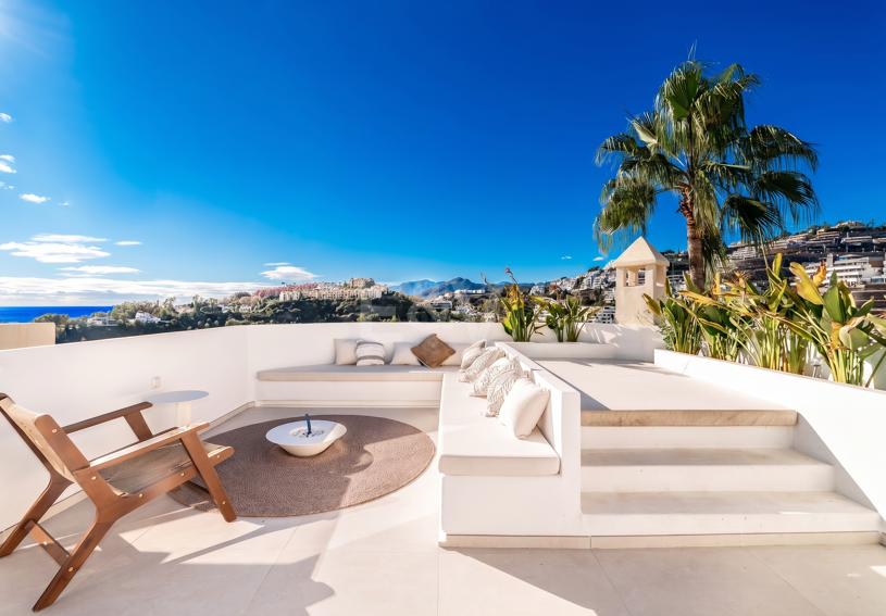 Elegante ático dúplex con solárium y vistas al mar en urbanización cerrada