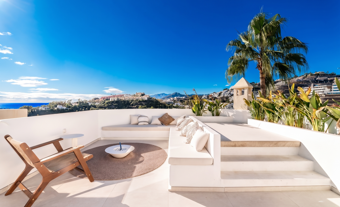 Elegant penthouse duplex med solarium och havsutsikt i gated community