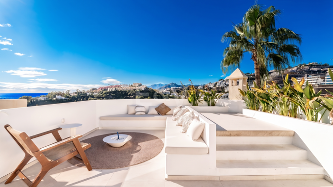 Elegante ático dúplex con solárium y vistas al mar en una urbanización cerrada en La Quinta
