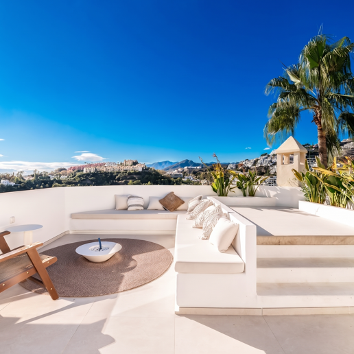 Elegante ático dúplex con solárium y vistas al mar en urbanización cerrada