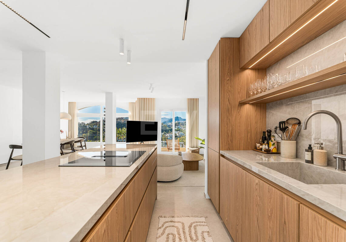 Elegant penthouse duplex med solarium och havsutsikt i gated community