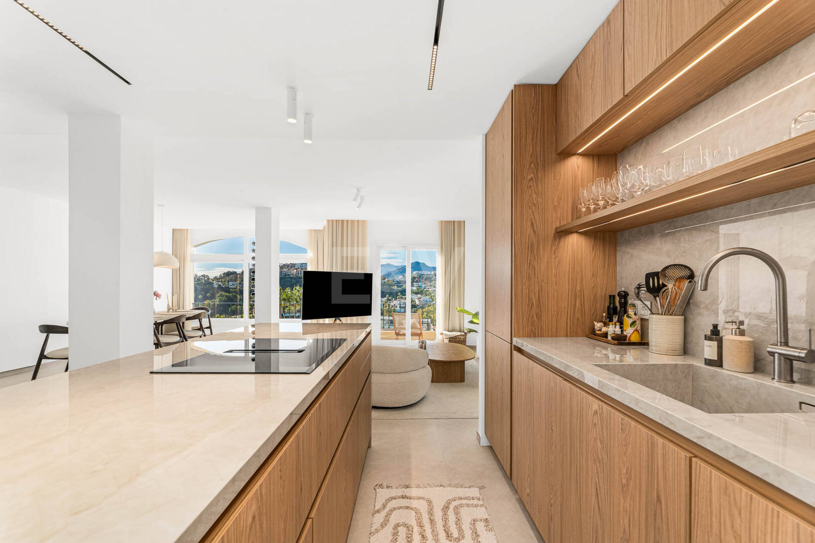 Elegante ático dúplex con solárium y vistas al mar en urbanización cerrada