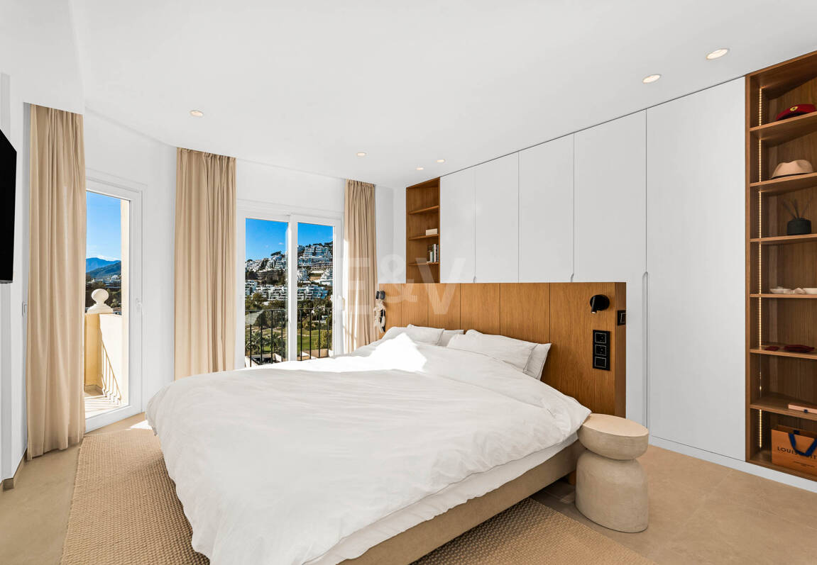 Elegantes Penthouse-Duplex mit Solarium und Panoramablick in einer geschlossenen Wohnanlage