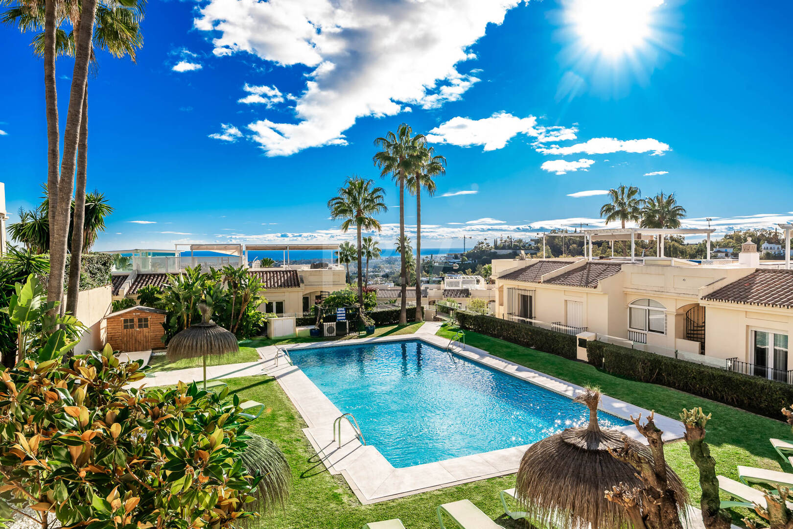 Elegante ático dúplex con solárium y vistas al mar en urbanización cerrada