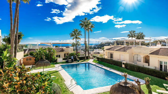 Elegante ático dúplex con solárium y vistas al mar en una urbanización cerrada en La Quinta