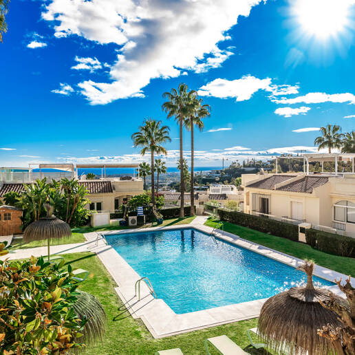 Elegante ático dúplex con solárium y vistas al mar en urbanización cerrada