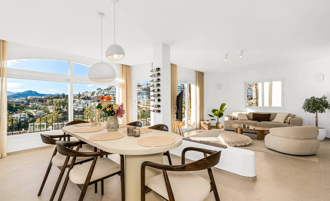 Elegant penthouse duplex with solarium and panoramic views in gated community