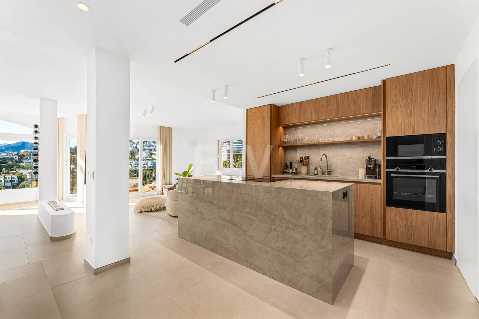 Elegante ático dúplex con solárium y vistas al mar en urbanización cerrada