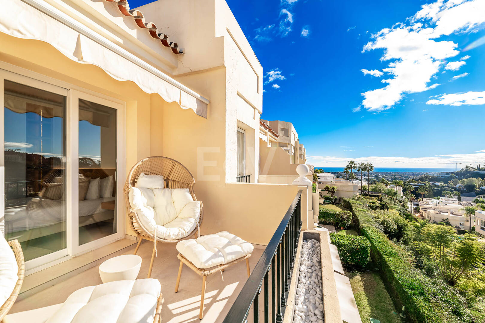 Elegantes Penthouse-Duplex mit Solarium und Panoramablick in einer geschlossenen Wohnanlage